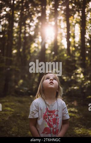 Familienausflug in den Wald hinter dem Haus Stockfoto