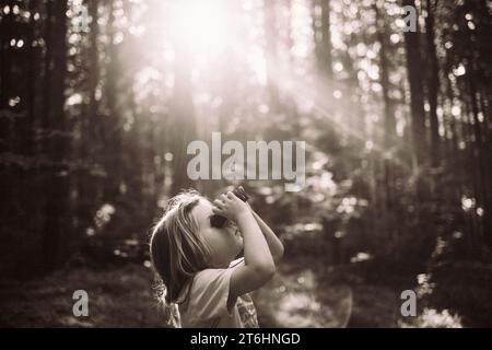 Familienausflug in den Wald hinter dem Haus Stockfoto