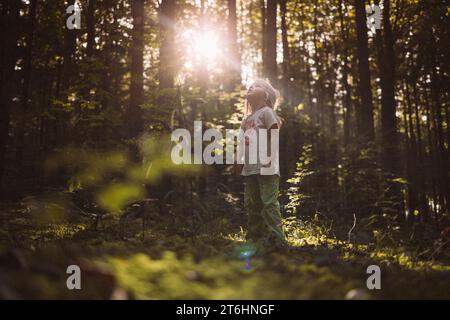 Familienausflug in den Wald hinter dem Haus Stockfoto