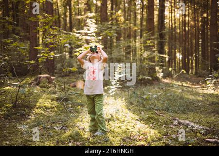 Familienausflug in den Wald hinter dem Haus Stockfoto