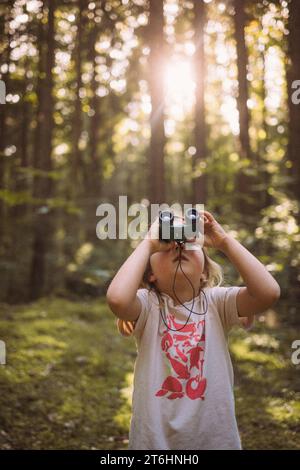 Familienausflug in den Wald hinter dem Haus Stockfoto