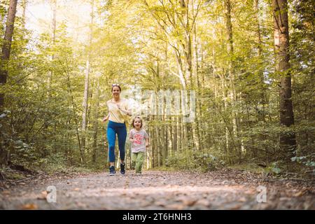 Familienausflug in den Wald hinter dem Haus Stockfoto
