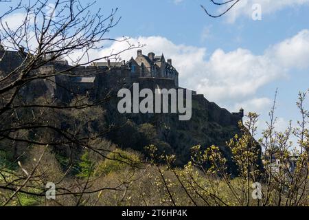 Edinburgh, Schottland, Großbritannien. April 2023. UK. Edinburgh Castle, von der Princes Street aus gesehen. Stockfoto