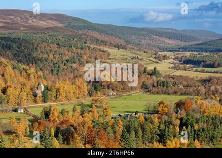 Balmoral Estates Crathie Scotland Sonnenschein über Crathie Kirk und dem River Dee Valley im Herbst Stockfoto