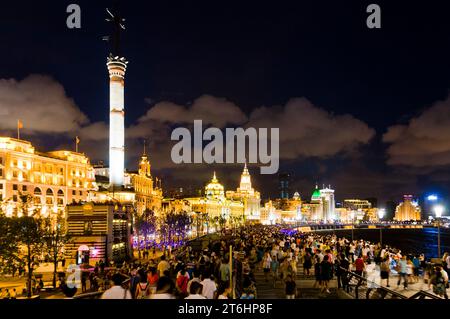 China, Shanghai, der Bund mit dem alten Zollamt und der alte Singnal-Turm in der Nacht Stockfoto