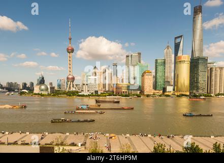 China, Shanghai, der Bund und die Skyline von Pudong mit dem Oriental Pearl Tower, dem Jinmao Tower, dem World Financial Center und dem Shanghai Tower Stockfoto