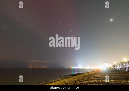 Eine seltene Sichtung eines subauroralen Ionendrift/Protonenbogens (STEVE) ist über dem Himmel von Herne Bay, Kent während einer Darstellung der aurora borealis zu sehen. Stockfoto