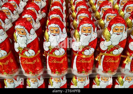 Lindt Schokoladen Nikolaus, Weihnachtsmann aus Vollmilch-Schokolade *** Lindt Schokolade Weihnachtsmann, Milchschokolade Weihnachtsmann Credit: Imago/Alamy Live News Stockfoto