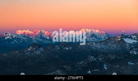 Farbenfroher Sonnenaufgang über den Walliser Alpen im Sommer. Von links Monte Rosa, Mischabel Chain, Matterhorn. Wallis, Schweiz, Europa Stockfoto