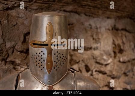 Helm aus mittelalterlicher Ritterrüstung Stockfoto