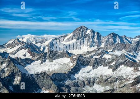 Finsteraarhorn, höchster Gipfel der Berner Alpen, in wilder Hochgebirgslandschaft von Osten an sonnigen Sommertagen. Schweiz, Europa Stockfoto