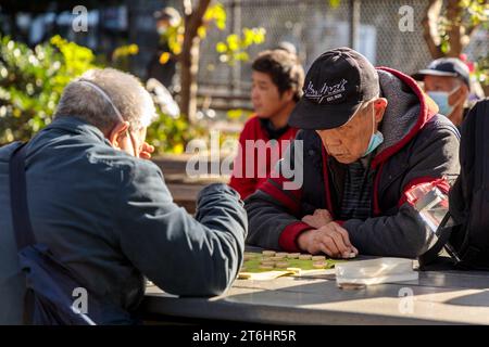 Chinesische Männer, die Schach spielen, Xiangqi, Chinatown, New York City, Nordamerika, USA, USA Stockfoto