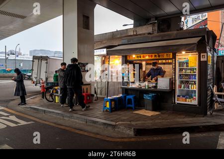 Straßenrestaurant unter der Hochstraße in Euljiro, Südkorea Stockfoto