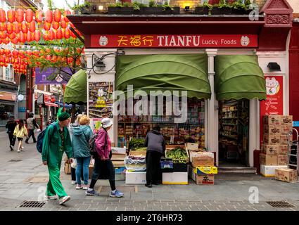 Einkaufsmöglichkeiten in Chinatown, London, Großbritannien Stockfoto