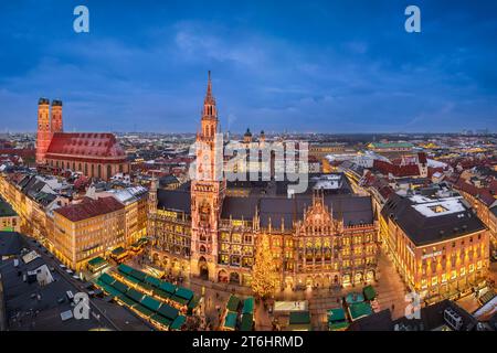 Nachtansicht der Marienplatz mit dem Weihnachtsmarkt in München Stockfoto