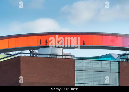 Dänemark, Aarhus, Kunstmuseum „AROs Aarhus“, auffällige Dachinstallation, Besucher Stockfoto