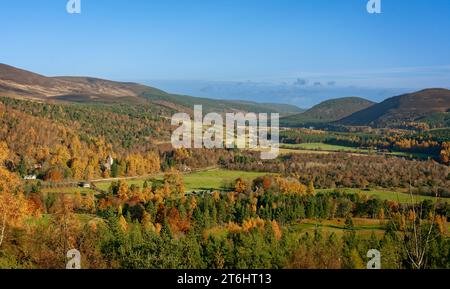 Balmoral Estates Crathie Scotland blickt weit im Dee Valley vorbei an Crathie Kirk in Richtung Ballater Stockfoto