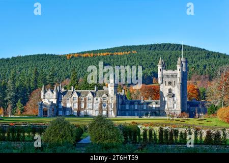 Balmoral Estates Crathie Scotland Sonnenschein über dem Rasen und den Gärten der Burg im Herbst Stockfoto