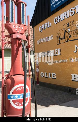 Dänemark, Jütland, Aarhus, Freilichtmuseum, "den Gamle by", Gebäude aus den 1927er Jahren, Autowerkstatt, Tankstelle Stockfoto