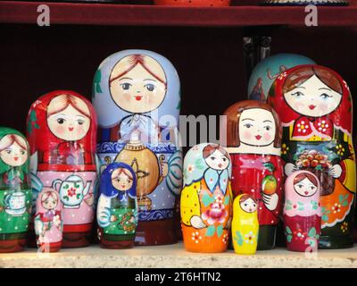 St. Petersburg, Russland: AUGUST 9,2009: Russische Traditionen. Souvenirs und Spielzeug. Matryoshka-Puppen. Stockfoto