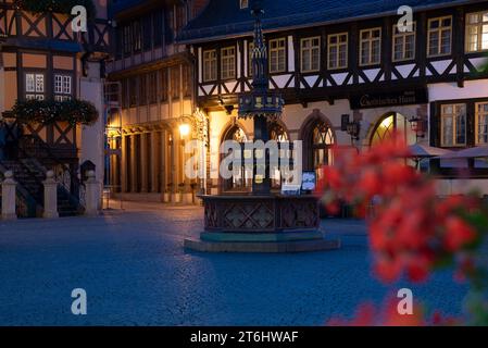 Stifterbrunnen am historischen Rathaus, Fachwerkhäuser, Blaue Stunde, Wernigerode, Sachsen-Anhalt, Deutschland Stockfoto