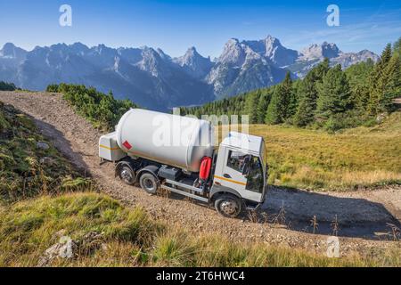 Italien, Venetien, Provinz Belluno, Dolomiten, Sonderfahrzeug 6x4 für die Versorgung von Bergschutzhütten mit Flüssiggas, die von unbefestigten Straßen bedient werden Stockfoto