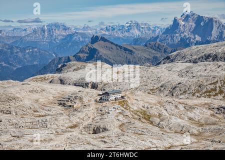 Italien, Trentino, Provinz Trient, Schutzhütte Giovanni Pedrotti bei Rosetta, auch Rosettahütte auf dem Hochplateau Pale di San Martino, Dolomiten Stockfoto