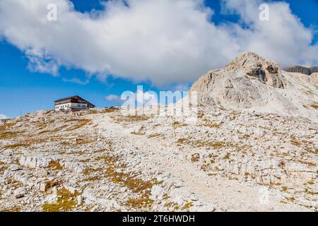 Italien, Trentino, Provinz Trient, Schutzhütte Giovanni Pedrotti bei Rosetta, auch Rosettahütte auf dem Hochplateau Pale di San Martino, Dolomiten Stockfoto