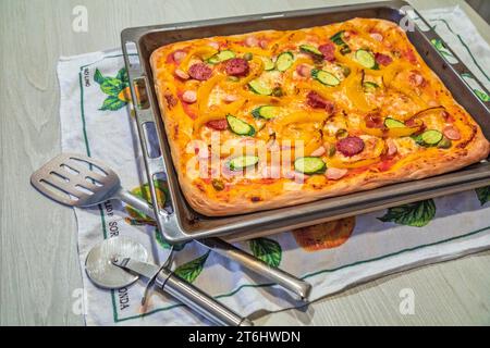 Hausgemachte italienische Pizza, Pfanne frisch gebackene Pizza Stockfoto