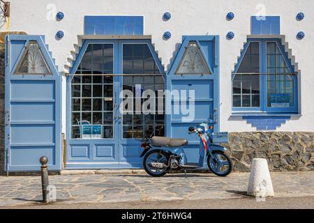 Vorn mit Roller lagern. Cadaques, Katalonien, Spanien. Stockfoto