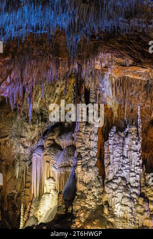 Stalaktitenformationen in der Höhle Grandes Canalettes. Villefranche-de-Conflent, Okzitanien, Frankreich. Stockfoto