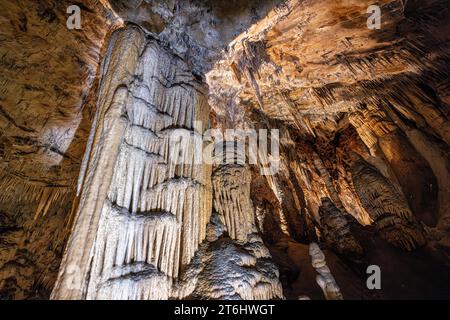 Stalaktitenformationen in der Höhle Grandes Canalettes. Villefranche-de-Conflent, Okzitanien, Frankreich. Stockfoto