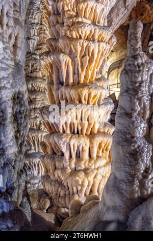 Stalaktitenformationen in der Höhle Grandes Canalettes. Villefranche-de-Conflent, Okzitanien, Frankreich. Stockfoto