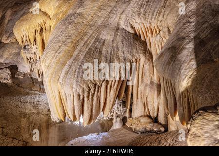 Stalaktitenformationen in der Höhle Grandes Canalettes. Villefranche-de-Conflent, Okzitanien, Frankreich. Stockfoto