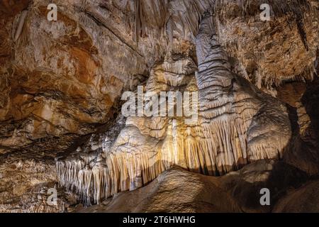 Stalaktitenformationen in der Höhle Grandes Canalettes. Villefranche-de-Conflent, Okzitanien, Frankreich. Stockfoto