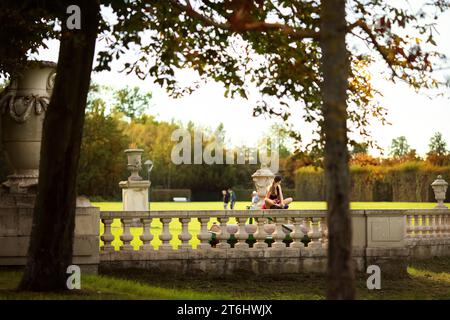 Der Schlosspark Nordkirchen ist ein idealer Ort für Erholung und Entspannung. Vasen vor der Orangerie. Stockfoto