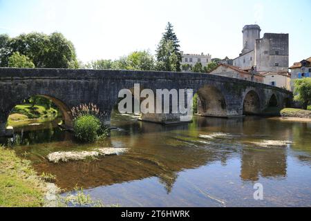 Das Dorf Bourdeilles und seine beiden Burgen aus dem Mittelalter und der Renaissance am Ufer der Dronne. Es ist der Sitz eines von t Stockfoto