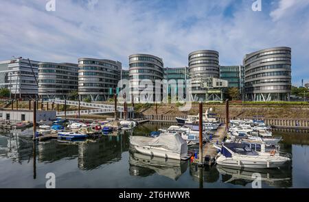 Duisburg, Ruhrgebiet, Nordrhein-Westfalen, Deutschland, Duisburger Innenhafen, marina Duisburg, die Marina im Innenhafen vor dem Bürogebäude der fünf Boote mit dem WDR-Regionalstudio Duisburg Stockfoto