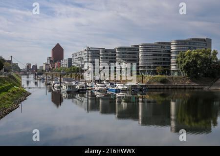 Duisburg, Ruhrgebiet, Nordrhein-Westfalen, Deutschland, Duisburger Innenhafen, marina Duisburg, die Marina im Innenhafen vor dem Bürogebäude der fünf Boote mit dem WDR-Regionalstudio Duisburg Stockfoto