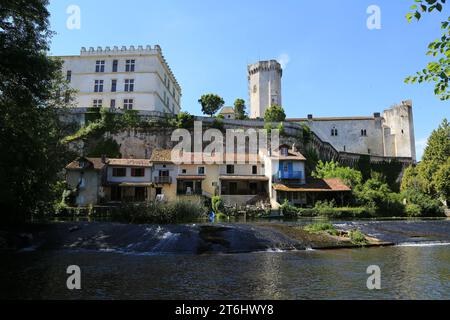 Das Dorf Bourdeilles und seine beiden Burgen aus dem Mittelalter und der Renaissance am Ufer der Dronne. Es ist der Sitz eines von t Stockfoto