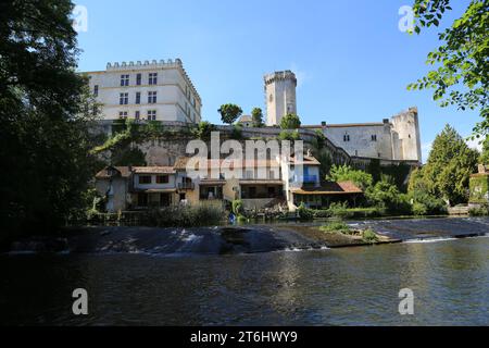 Das Dorf Bourdeilles und seine beiden Burgen aus dem Mittelalter und der Renaissance am Ufer der Dronne. Es ist der Sitz eines von t Stockfoto