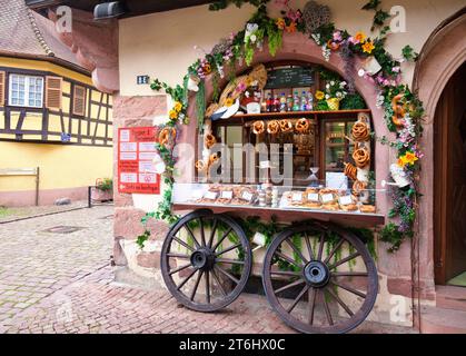 Verkauf von Brezeln in Kaysersberg im Elsass Stockfoto