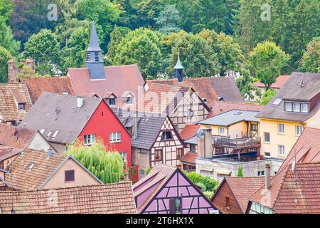 Blick auf das Dorf Kaysersberg im Elsass Stockfoto