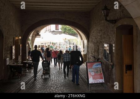 Thüringen, Erfurt, Altstadt, Krämerbrücke, Torbogen der Ägidienkirche, Fußgängerzone, Besucher Stockfoto