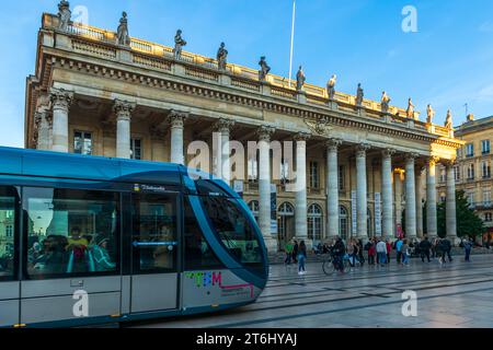 Der Grand Théâtre de Bordeaux und eine Straßenbahn, die vor der Tür vorbeifährt, in Gironde, Nouvelle-Aquitaine, Frankreich Stockfoto