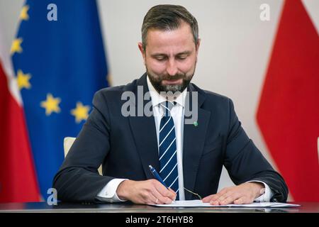 Wladyslaw Kosiniak-Kamysz, Vorsitzender der Polnischen Volkspartei, unterzeichnet die Koalitionsvereinbarung im Parlament. Die Führer der polnischen Oppositionsparteien haben eine Koalitionsvereinbarung unterzeichnet, die einen Fahrplan für die Regierung der Nation in den nächsten vier Jahren vorgibt. Die Parteien haben bei den Parlamentswahlen im letzten Monat gemeinsam die Mehrheit der Stimmen gewonnen. Ihr Kandidat für den nächsten Premierminister ist Donald Tusk, ein ehemaliger Premierminister, der die größte Oppositionspartei, die Zentristenplattform, anführt. Tusk sagte, die Parteien arbeiteten daran, ihre Vereinbarung einen Tag vor der Unabhängigkeit zu besiegeln Stockfoto