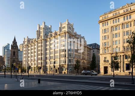 Liverpool, vereinigtes Königreich, 16. Mai 2023 Tower Building, George's Dock Gates, im Stadtzentrum, gegenüber dem Pier Head am Strand Stockfoto