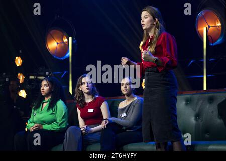 HILVERSUM - zehn junge Debattierer diskutierten während der Fernsehsendung auf dem Weg zum Unterhaus von BNVARA mit der Vorsitzenden der BBB-Partei Caroline van der Plas, Bente Becker vom VVD und Habtamu de Hoop von GroenLinks-PvdA. Die zehn Jugendlichen wurden im Rahmen eines Auswahlwettbewerbs ausgewählt. ANP RAMON VAN FLYMEN niederlande aus - belgien aus Stockfoto