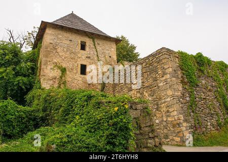 Die historische Festung Kastel aus dem 16. Jahrhundert in Banja Luka, Republika Srpska, Bosnien und Herzegowina. Haupteingangsturm von innen gesehen Stockfoto