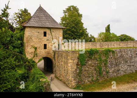 Die historische Festung Kastel aus dem 16. Jahrhundert in Banja Luka, Republika Srpska, Bosnien und Herzegowina. Haupteingangsturm von innen gesehen Stockfoto